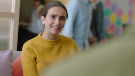 jóvenes empresarios se reúnen caucásicos líder de equipo mujer usando computadora tableta digital presentando propuesta mostrando a los clientes documentos del proyecto compartiendo ideas en la presentación de la oficina
