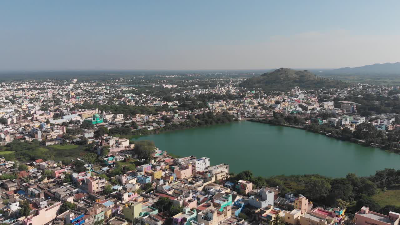 hermoso lago verde rodeado por una gran ciudad india durante el día soleado