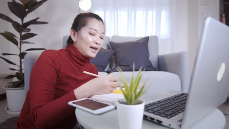 Mujer-De-Negocios-En-Camisa-Roja-Usando-La-Computadora-Portátil-Para-Reunirse-En-Línea-Y-Trabajar-Desde-Casa