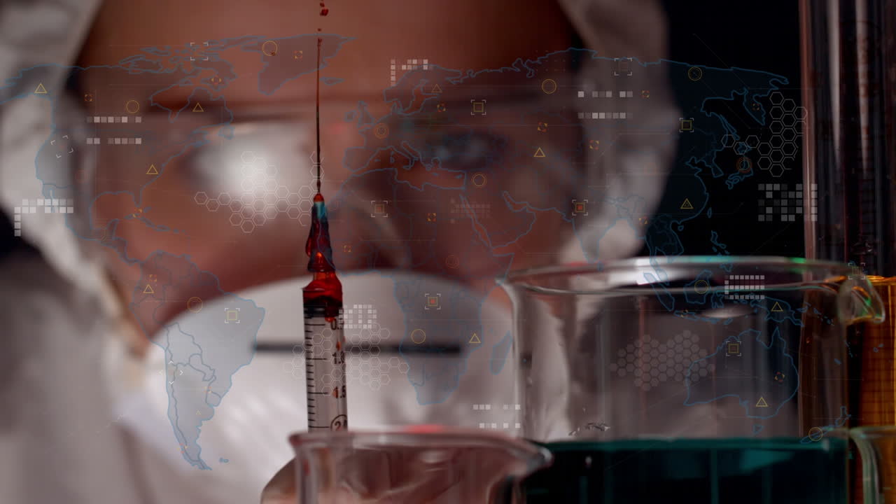 animación de un mapa del mundo con procesamiento de datos sobre una científica caucásica con una jeringa