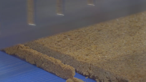 una rebanadora robótica corta el pastel flapjack en forma de barra
