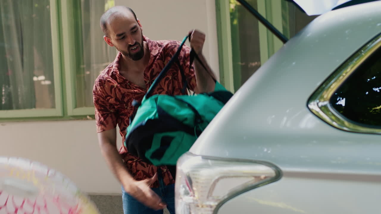 Une famille préparant sa voiture pour les vacances