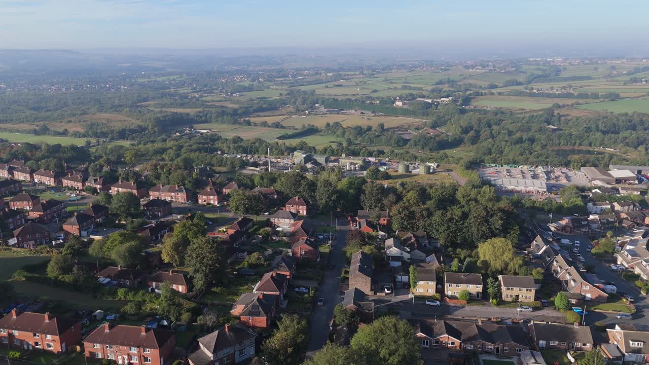 Ponure budynki przemysłowe w Wielkiej Brytanii, zbudowane przez radę czerwone ceglane domy, osiedle Moorside w podupadającym miasteczku Dewsbury w Yorkshire, najbardziej osławione osiedle komunalne w kraju