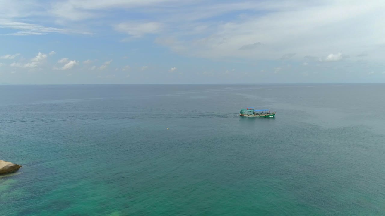 조용 한 파란 바다 에서 항해 하는 작은 배