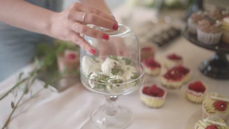 Frische-Süße-Erdbeeren,-Weiße-Schokolade,-Glas,-Cupcakes,-Dessert-Essen