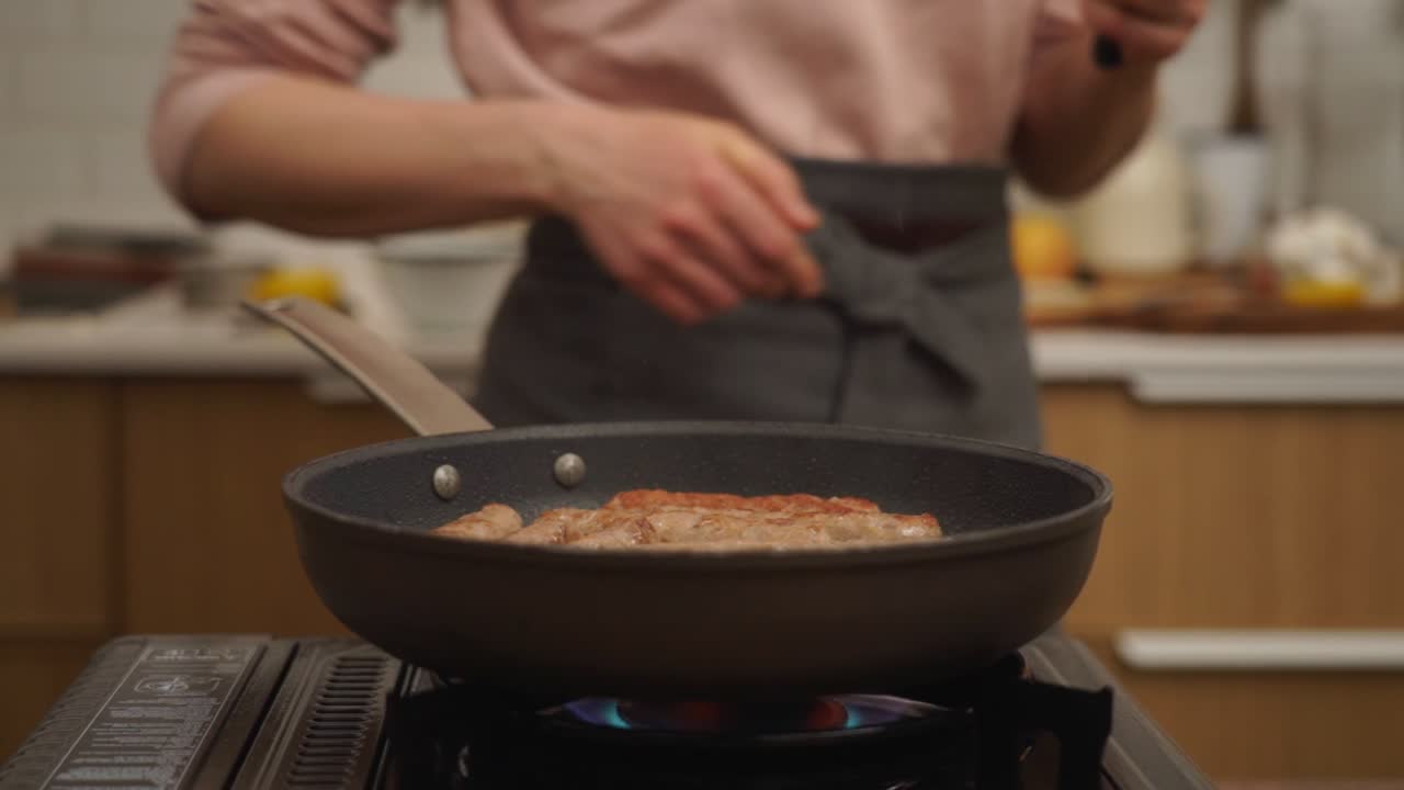 집에서 만든 소시지를  ⁇ 는 작물 사람