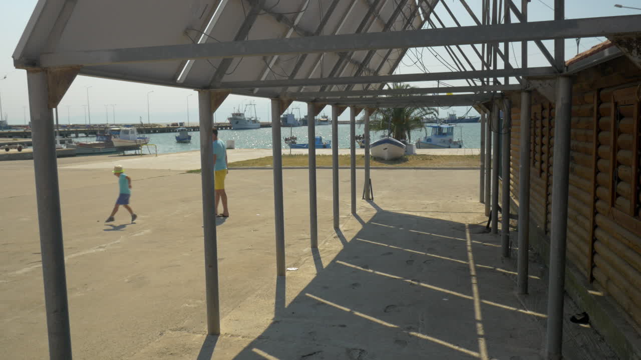 padre e hijo jugando al aire libre junto al panel solar