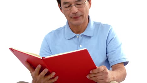 Old-man-sitting-on-the-floor-reading-