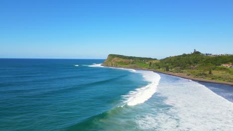 Türkisfarbenes-Wasser-Auf-Dem-Festland-Von-Lennox-Head-In-New-South-Wales,-Australien-Unter-Strahlend-Blauem-Himmel