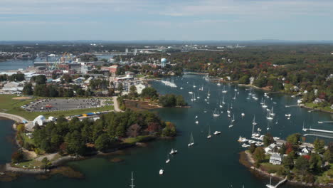 impresionante vista aérea del astillero naval en el río piscataqua cerca de portsmouth, maine