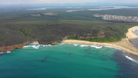 Impresionante-Playa-Moonee-En-La-Vibrante-Costa-Del-Norte-Medio-De-Nueva-Gales-Del-Sur-Cerca-Del-Puerto-De-Coffs,-Australia