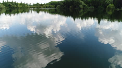 hermoso vuelo sobre un lago en francia. espejo de agua reflejo de las nubes