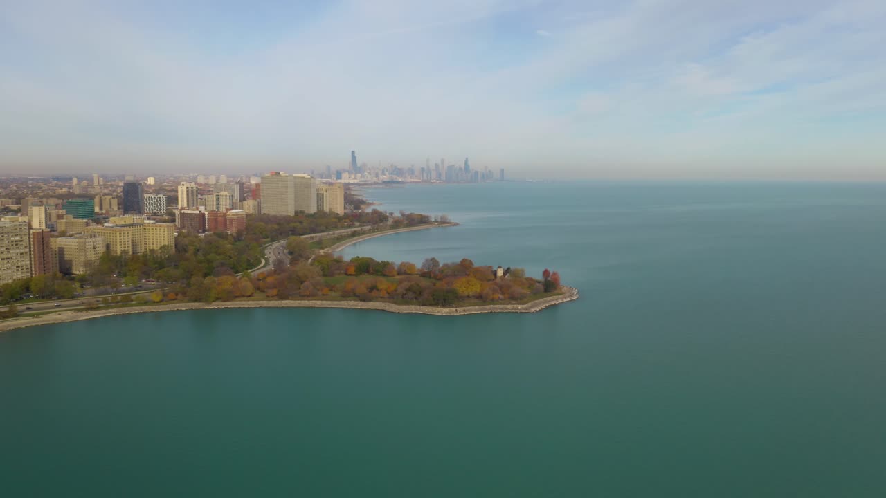 horizonte de chicago en la distancia, alta vista aérea desde el lado sur sobre el lago michigan