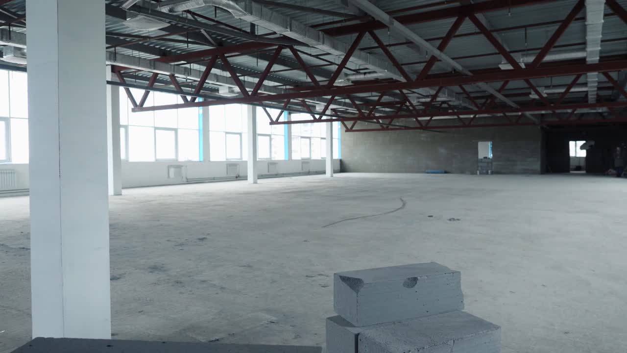 Spazio ufficio vuoto in costruzione
