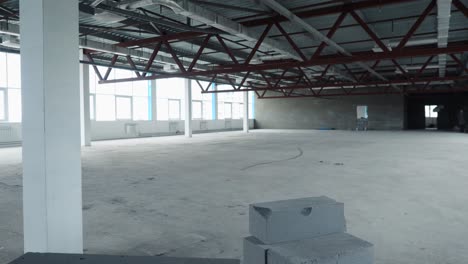 espacio de oficinas vacío en construcción