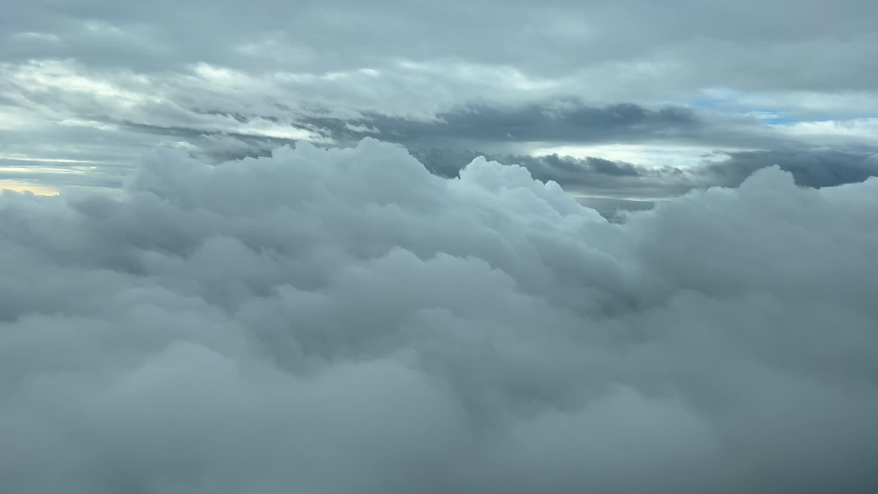 escena de nubes vista por los pilotos de un avión que vuela a través de un cielo nublado en un frío día de invierno, a 5000 m de altura