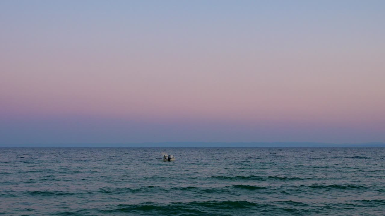 바다의 파도에서 흔들리는 외로운 보트와 함께 저녁의 물 풍경