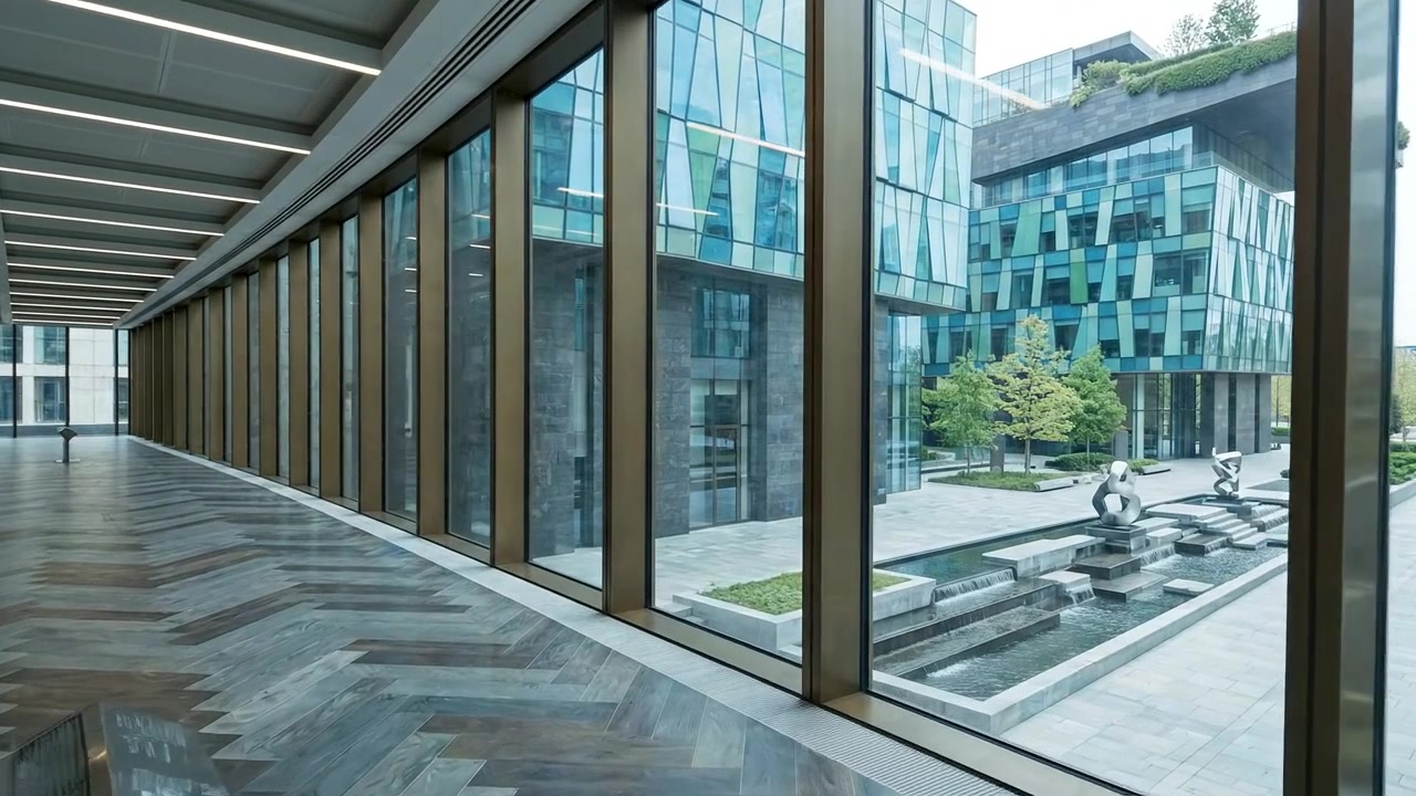 Interior de Edifício de Escritórios Moderno com Vista para o Pátio e Fonte de Água