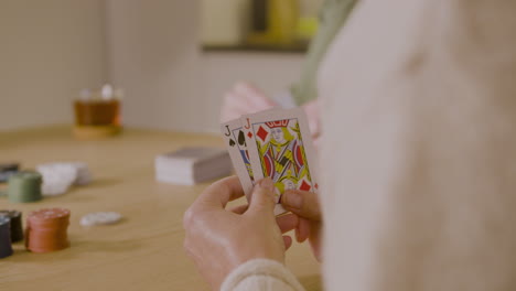 primer plano de gente irreconocible jugando al póquer en casa 1