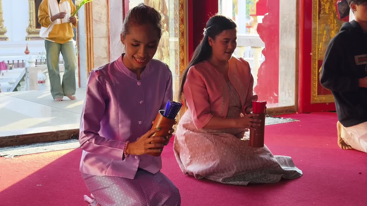 Frauen beten in einem thailändischen Tempel