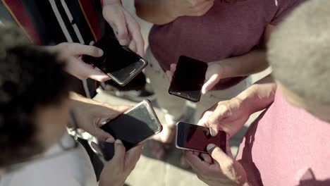 vista de arriba de los jóvenes que usan teléfonos inteligentes.