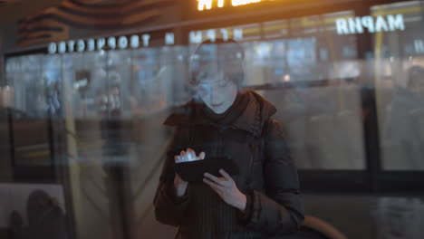 Woman-with-pad-in-the-street-of-big-evening-city