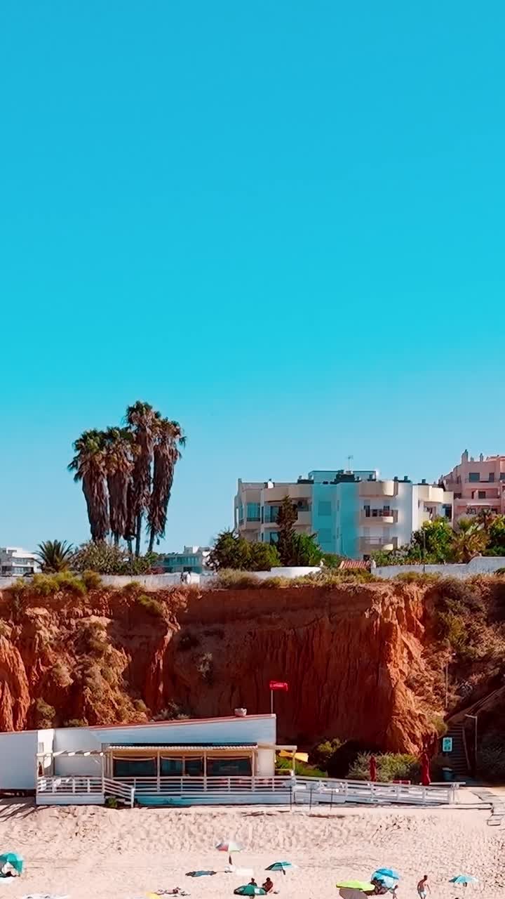 Vista de edificios y zona de playa en Portugal durante un día soleado