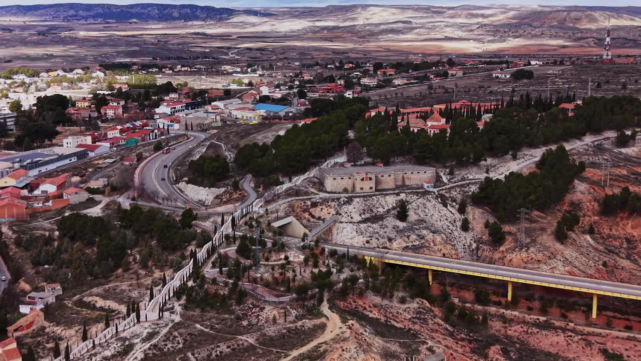 Vista di una piccola città in Spagna con colline ed edifici durante il giorno