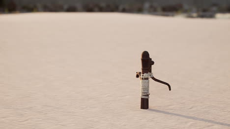 bomba de agua vintage en el desierto