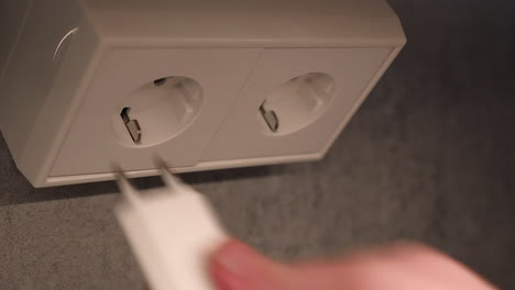 Enchufes-Eléctricos-Europeos-Retirados,-Reemplazados-En-Tomas-De-Corriente,-Adaptador-USB.