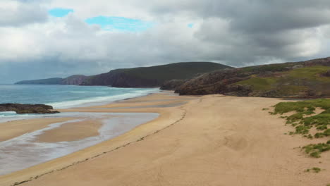 Toma-Cinematográfica-De-Drones-De-La-Playa-De-La-Bahía-De-Sanwood-Y-La-Costa-Del-Océano-Atlántico-Norte,-Una-Bahía-Natural-En-Escocia