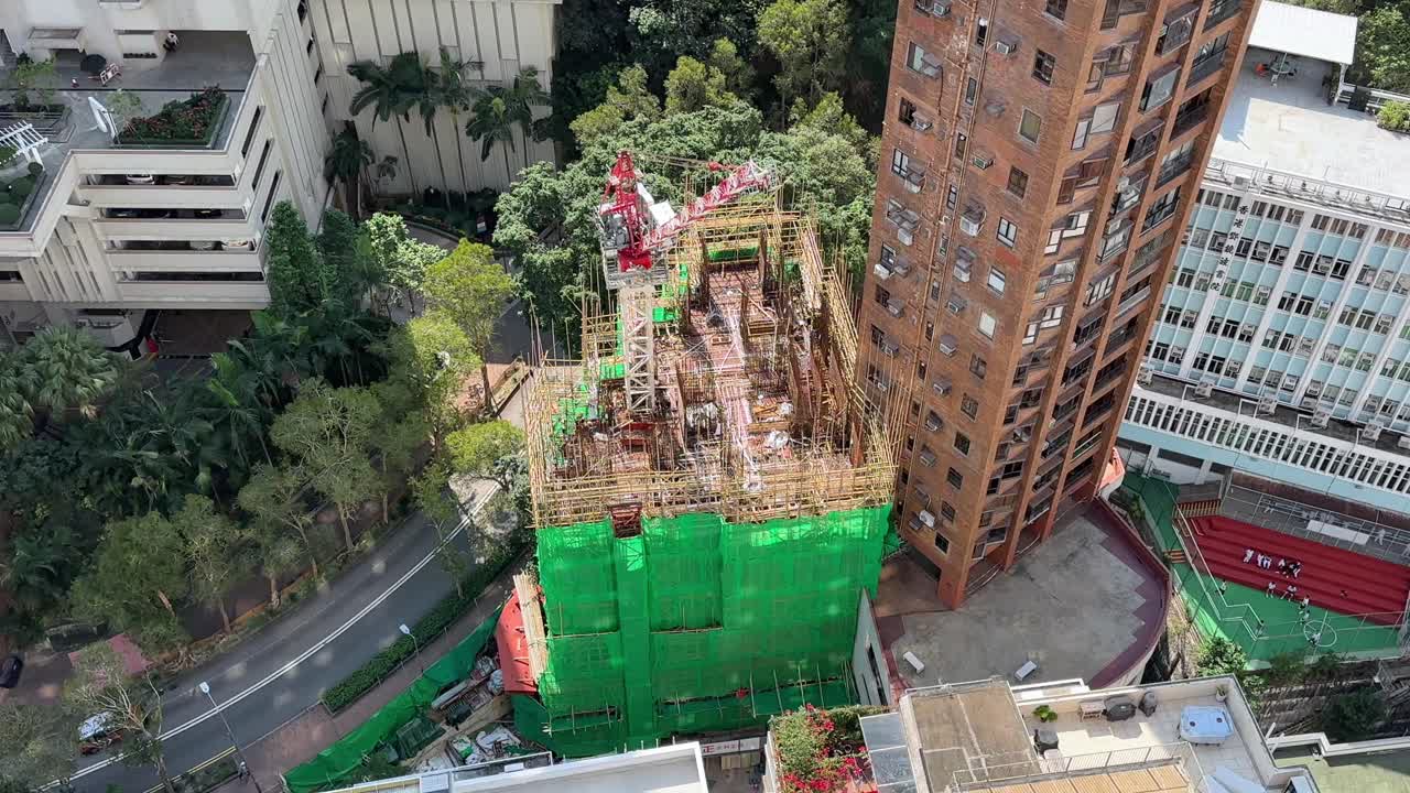 edificio con andamios de bambú en construcción en hong kong