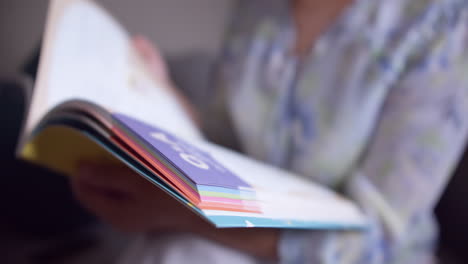 mujer disfrutando de una sesión de lectura tranquila