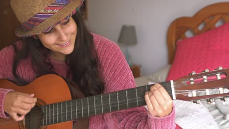 Niña-Tocando-La-Guitarra-En-El-Dormitorio,-Luz-Del-Día