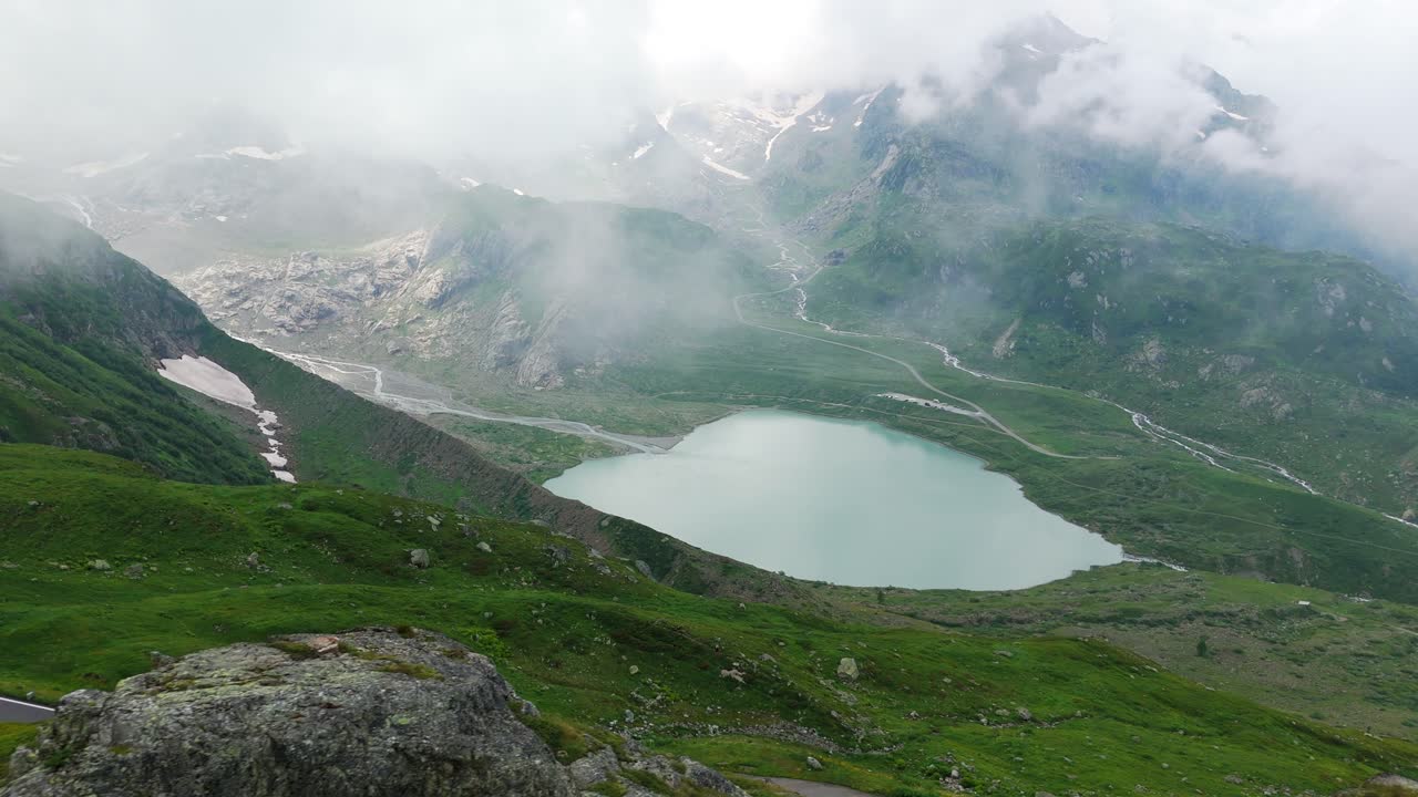 Passo del Susten con il lago Steinsee sullo sfondo, Alpi Svizzere
