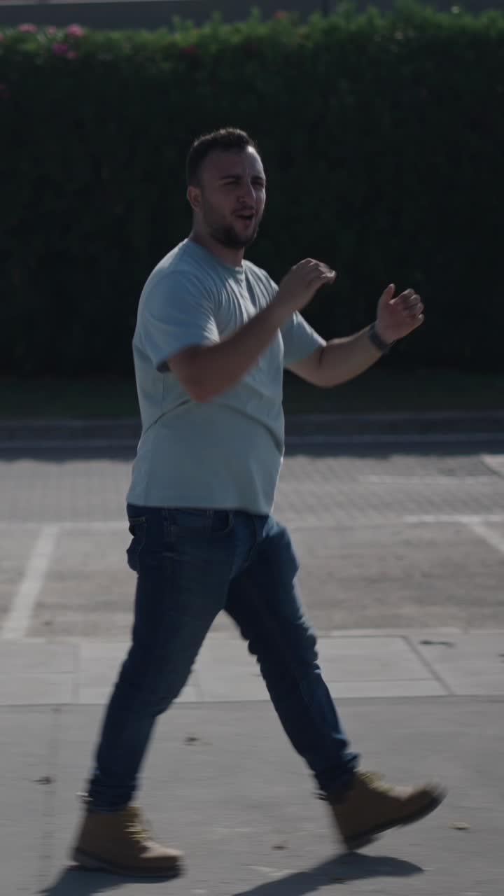 Uomo che celebra il successo all'aperto