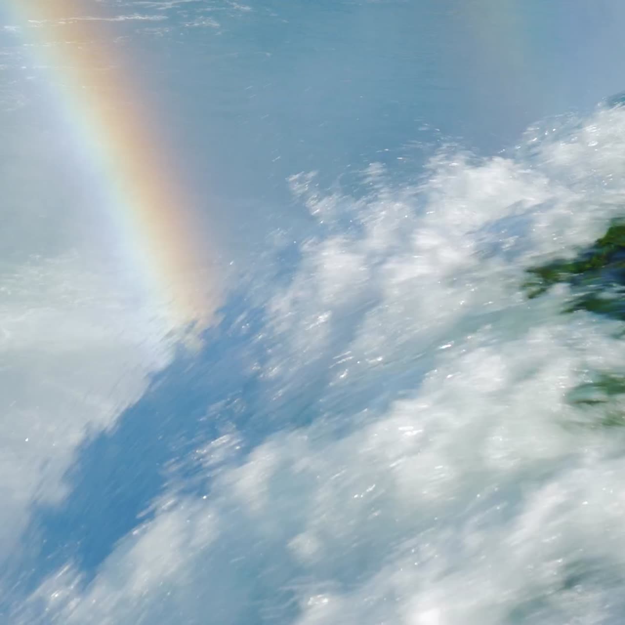 arco iris sobre el agua en un día de verano en el río niagara 2