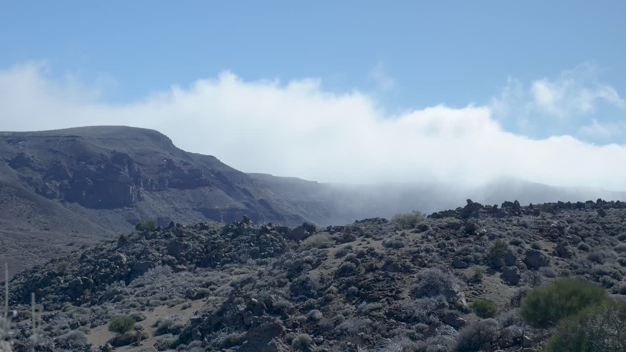 Nuvole che scorrono su un paesaggio montano roccioso