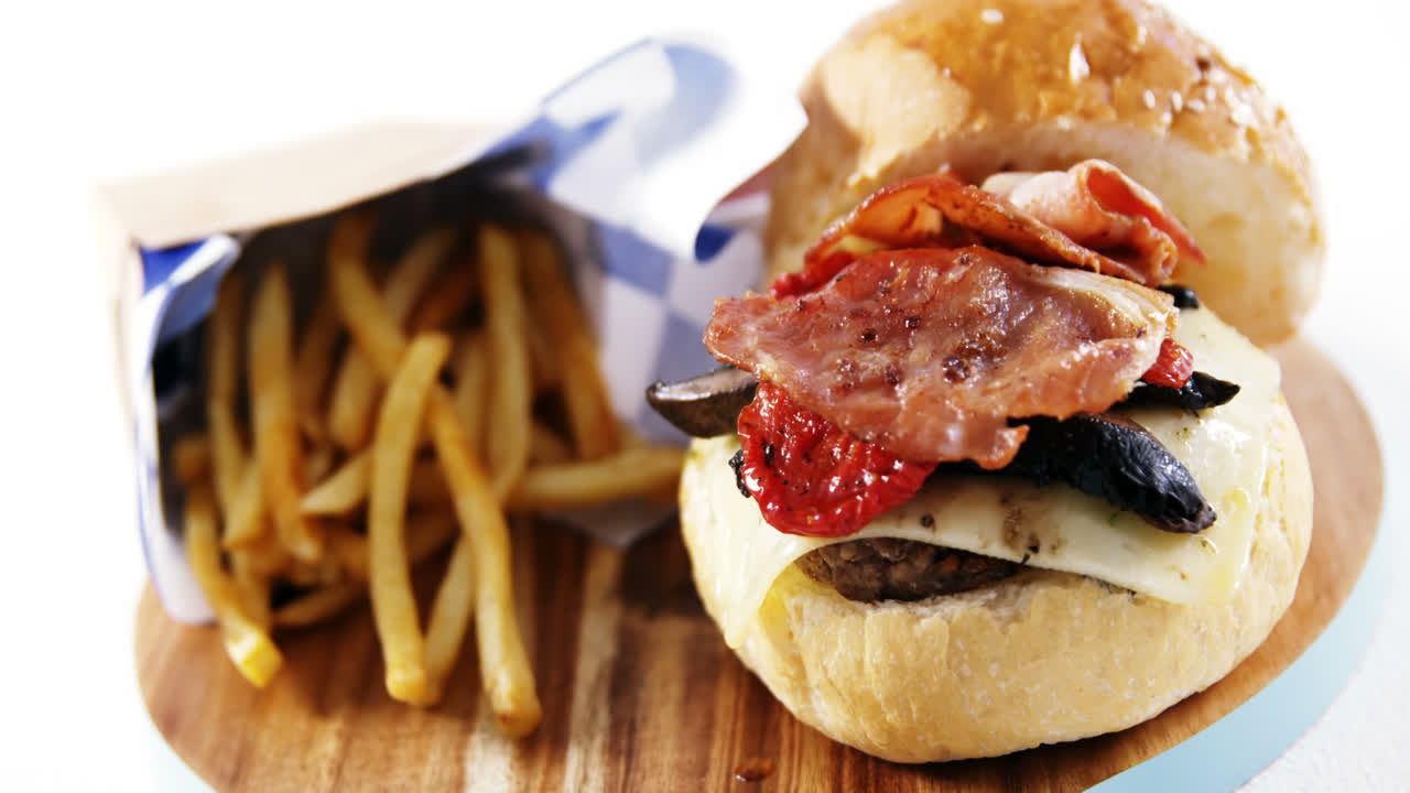 bocadillos en una tabla de cortar de madera
