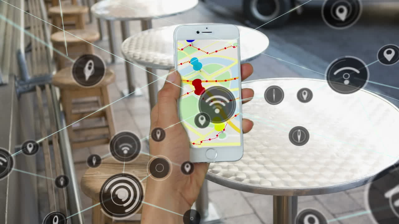red de iconos de conexión contra la mano usando un teléfono inteligente