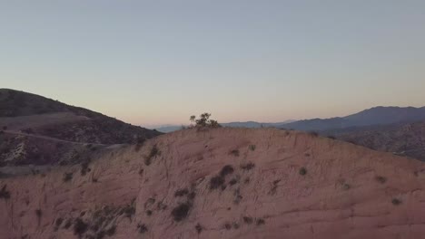 volando sobre una enorme montaña roja que revela un paisaje increíble