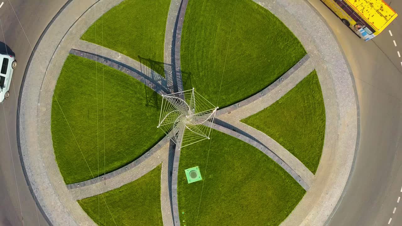 unión de carreteras con un cubo rotativo metálico 04