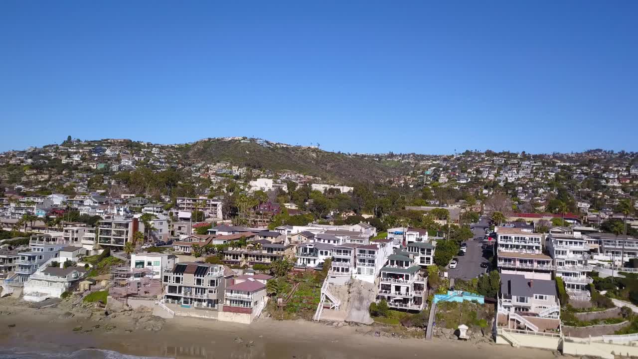 캘리포니아 라구나 비치 (laguna beach) 의 화려한 해변 주택의 4k 파닝 드론 영상, 태평양을 내려다보는 아름다운 빛 날