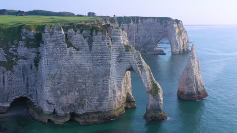 Schöne-Antenne-Um-Weiße-Kalksteinfelsen-Und-Bögen-Bei-Etretat-Frankreich-Ärmelkanal-3-English