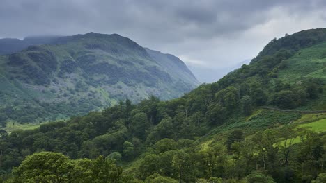 Lake-District-Zeitraffer,-Am-Frühen-Morgen,-Wenn-Die-Wolken-Beginnen-Zu-Verzweifeln