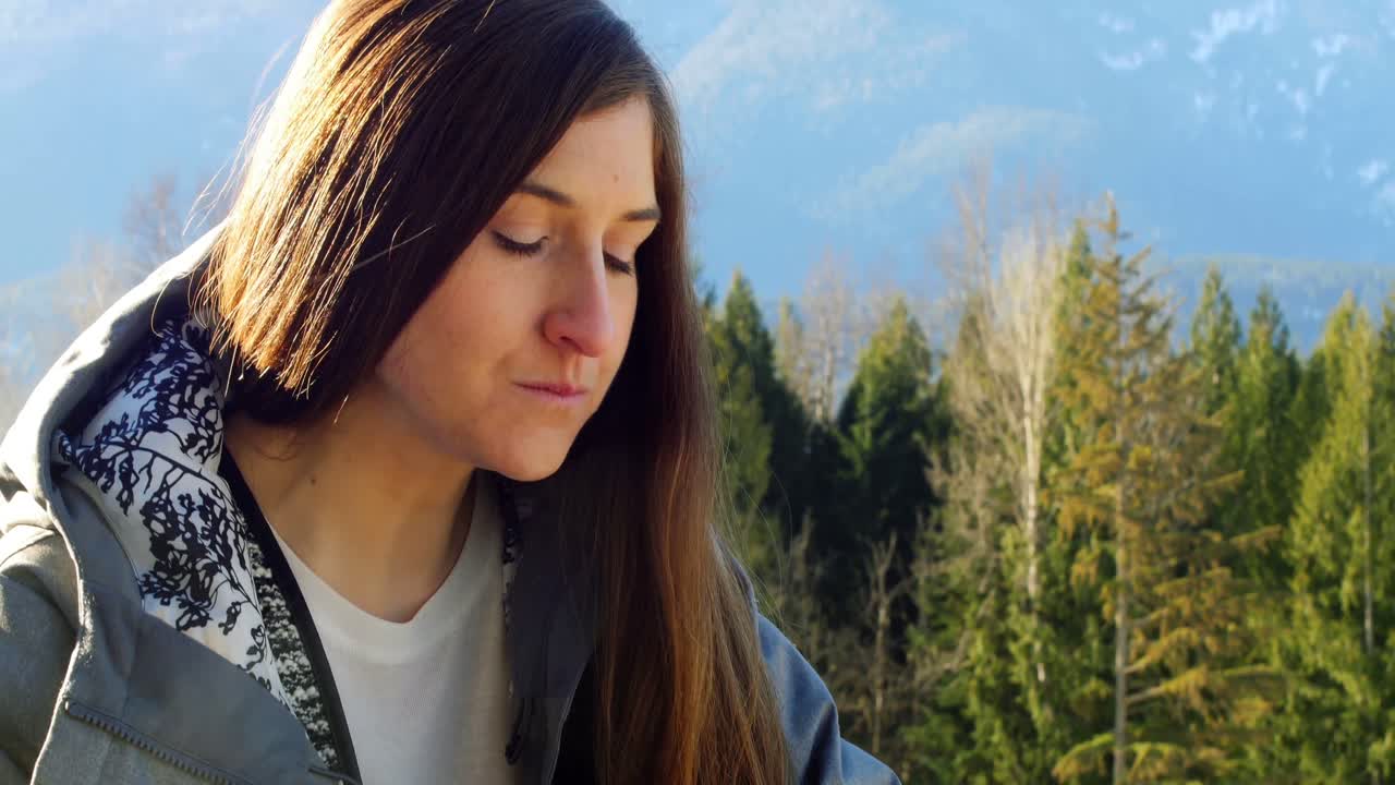 mujer tomando café y bocadillos en el balcón