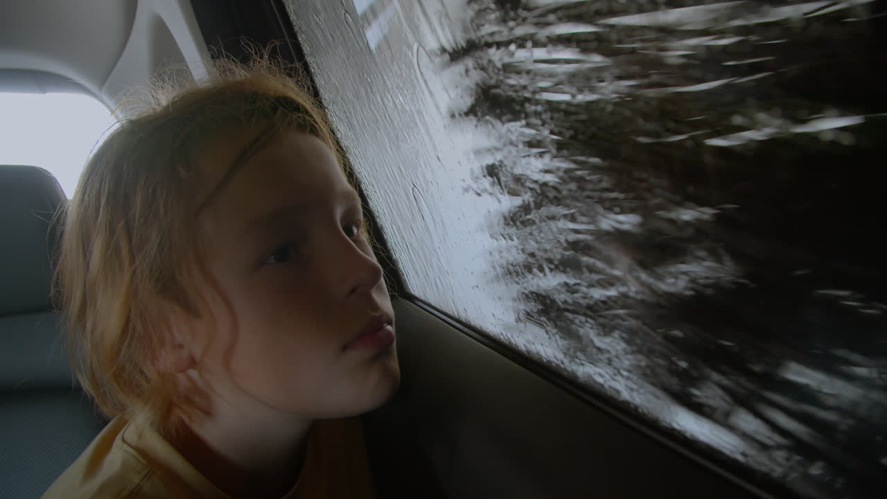 자동차 세탁소 의 차 에 있는 소년