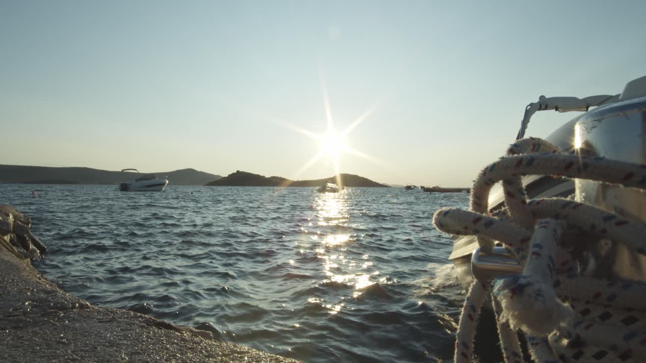 해가 질 준비가 된 폭풍우 치는 바다의 작은 배들