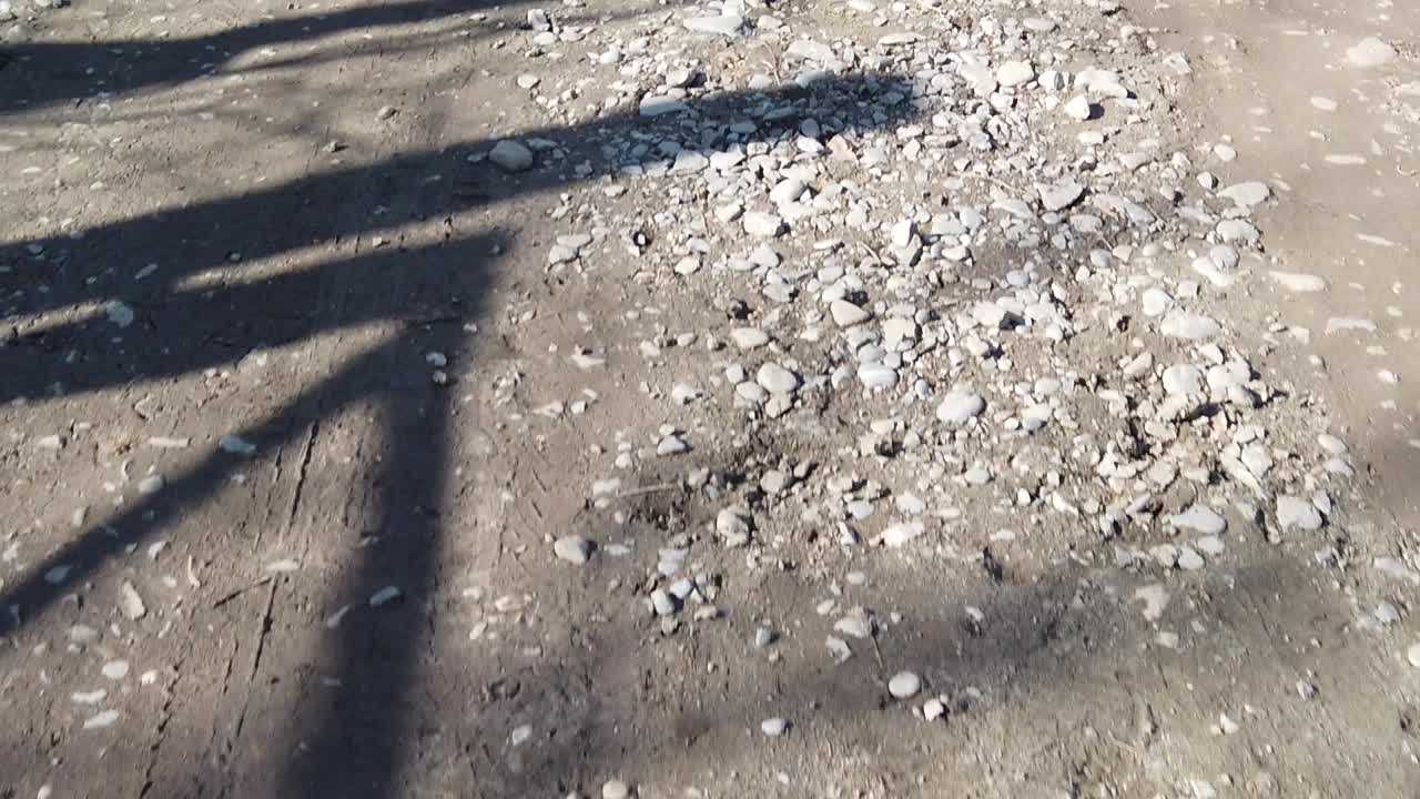 더러운 길을 슬로우 모션으로 걷다