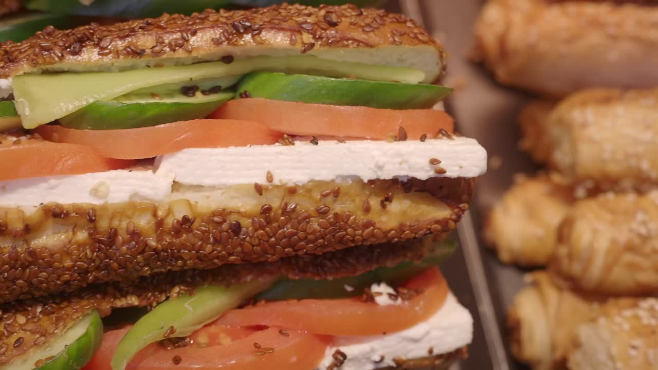 야채와 치즈를 은 터키 피데 샌드위치